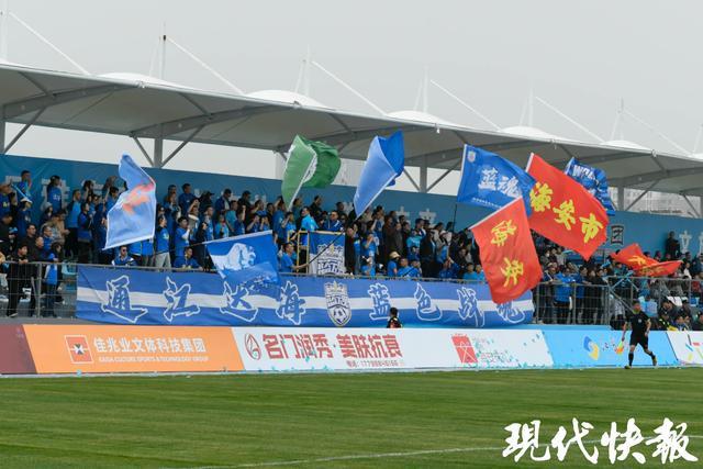 开云电竞-南通海安首个标准化专业足球场启用,足球赛事点燃城市活力